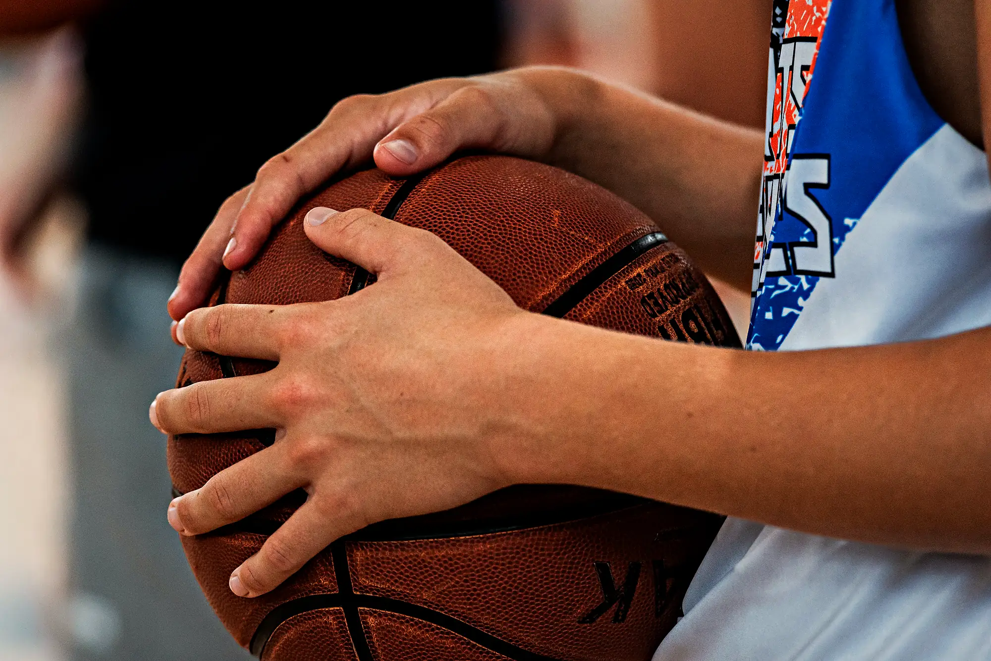 Jugador del campus de baloncesto Xports Xperiences sujetando el balón con las dos manos